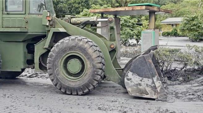 國軍大型機具陸續前往災區，國軍並進入萬榮鄉等淹水區域，協助家戶清淤。（民眾提供／王志偉花蓮傳真）