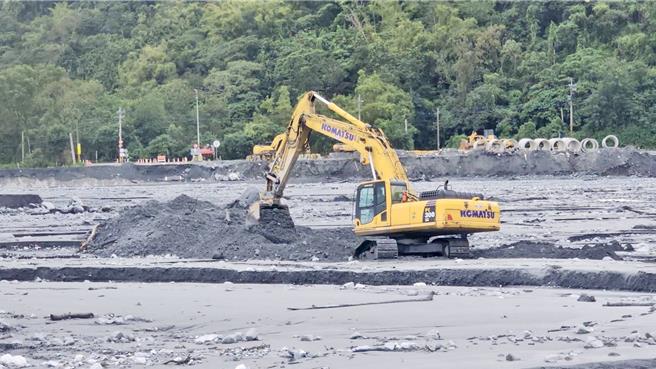 馬太鞍溪暴漲，水利署徹夜趕工清淤。（民眾提供／王志偉花蓮傳真）