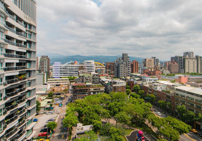 永庆比较台北市12行政区住宅大楼与公寓价差幅度，其中信义区价差最明显，逼近五成。(房市示意图) (图/永庆房产集团提供)