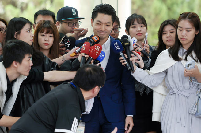 台北市长蒋万安（中）14日赴市议会以「大都更时代下台北市都市更新效率精进与社会住宅推动进度、行人友善政策及公馆圆环交通改善成果、台北市捷运路网建设及城西路网强化案、捷运当机故障频繁原因及改善」为题进行专案报告与质询答覆。（邓博仁摄）