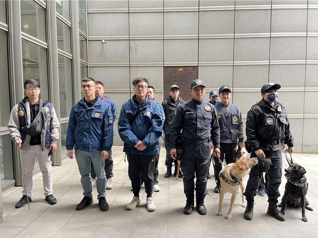 場檢小組會同偵爆犬與警衛犬於耶誕城會場執行爆炸物偵測與巡守。（新北市警察局提供）