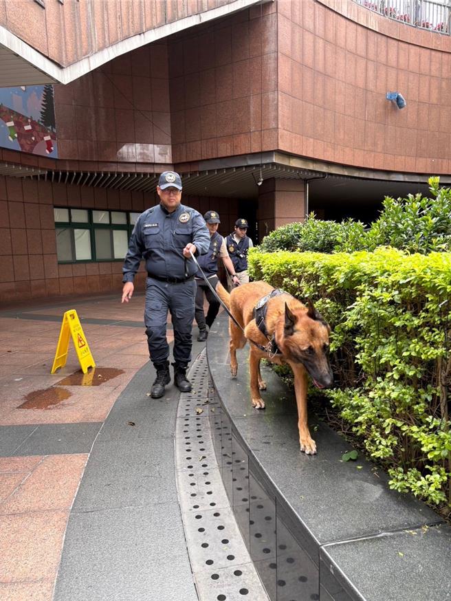 場檢小組會同偵爆犬與警衛犬於耶誕城會場執行爆炸物偵測與巡守。（新北市警察局提供）
