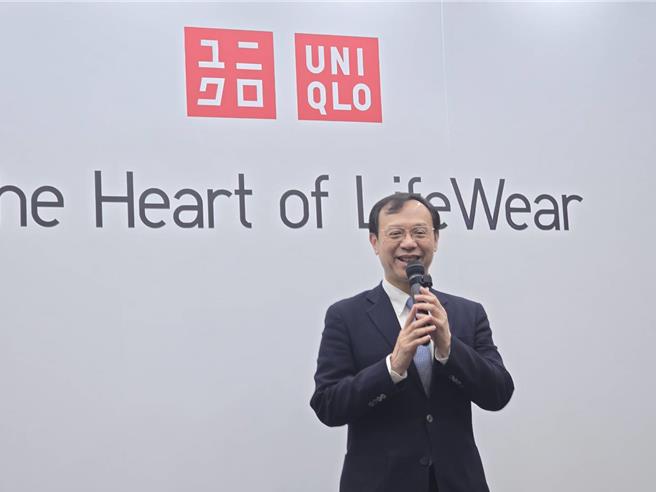 衛福部長石崇良今（14日）出席台灣優衣庫公司（UNIQLO Taiwan）全球送暖行動發熱衣捐贈社工儀式。（林周義攝）