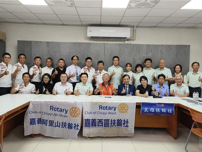 阿里山扶輪社、西區扶輪社、民雄扶輪社邀請玫瑰墓樂團到嘉華中學進行生命教育及反毒宣導。（廖素慧攝）