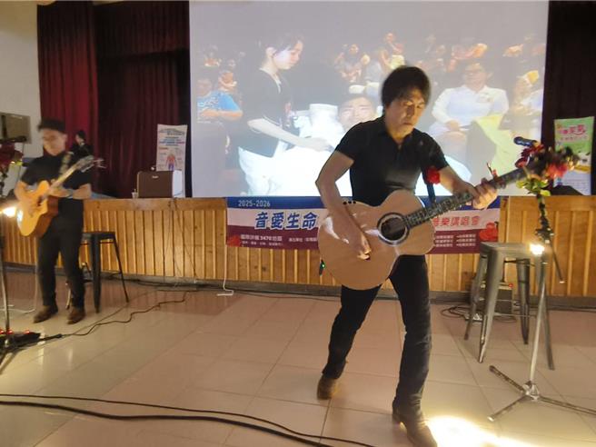 玫瑰墓樂團14日到嘉華中學進行生命教育及反毒宣導。（廖素慧攝）