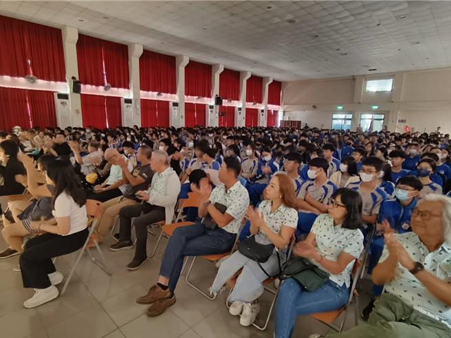 玫瑰墓樂團14日到嘉華中學進行生命教育及反毒宣導，師生回響熱烈。（廖素慧攝）