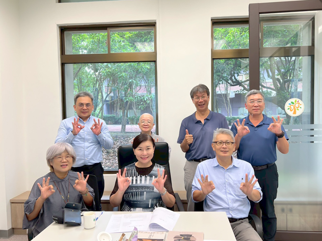 南華大學邀請南臺科技大學通識教育中心薛清江教授蒞校分享交流，展開教師專業社群的共學與對話。參與人員合影留念。(南華大學提供)