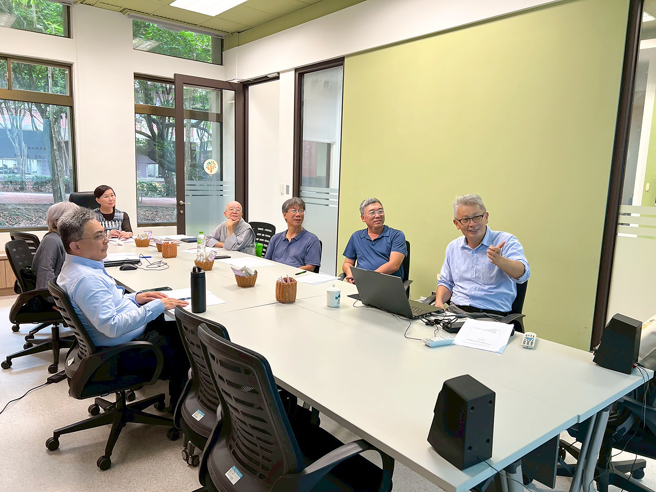 南華大學邀請南臺科技大學通識教育中心薛清江教授蒞校分享交流，展開教師專業社群的共學與對話。(南華大學提供)