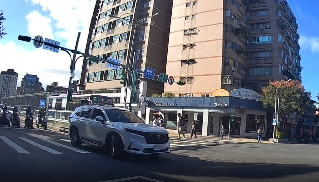 一名朱姓男子（50岁）前一晚与友人在松山区畅饮，隔天清晨因「爱妻心切」，冒着宿醉开车载妻子前往台大医院就诊，不料在罗斯福路、万盛街口因煞车不及，车辆直接越线占据行人穿越道，而这一幕，正好被就在路口执行勤务的文山第二分局员警「全程目击」，当场上前拦查，可说是「自投罗网」。（图／简铭柱翻摄）