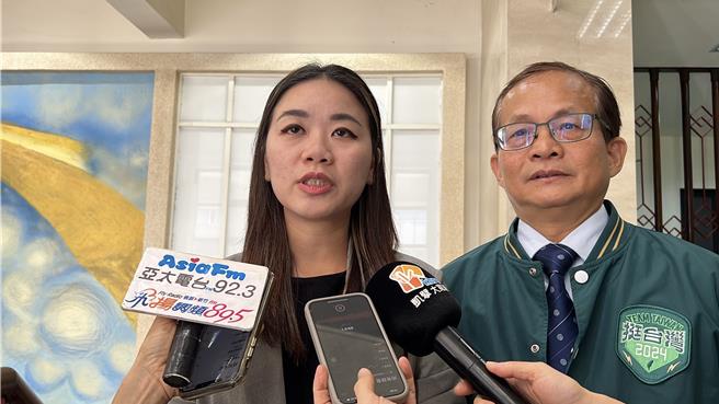 民進黨新竹市議員楊玲宜（左）14日質詢指出，預估民國117年將達最⼤⽇負荷量 ，恐使放流⽔無法達標及汙⽔⾃廠外⼈孔溢出，要求市府立即辦理客雅水資中心二期擴建及功能提升。（王惠慧攝）