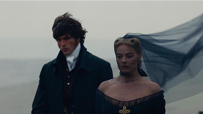 瑪格羅比（右）與雅各艾洛迪合作新片《咆哮山莊》。（華納兄弟提供）