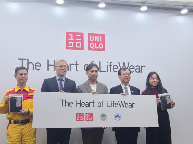UNIQLO來台15週年之際，為第一線社工、特搜隊送上1.5萬件HEATTECH吸濕發熱衣。（林周義攝）