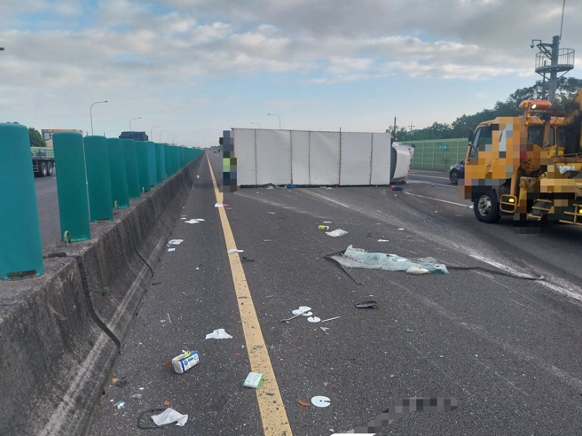 國道1號北向258公里、嘉義民雄路段，今（14）日上午發生一起驚悚交通事故。（圖／簡銘柱翻攝）