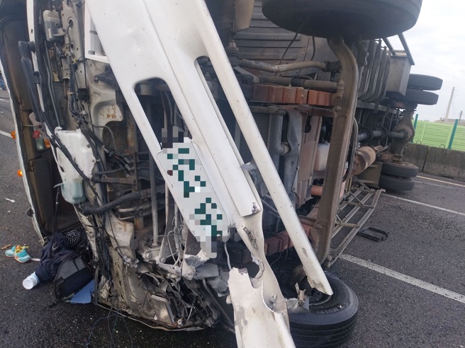 國道1號北向258公里、嘉義民雄路段，今（14）日上午發生一起驚悚交通事故。（圖／簡銘柱翻攝）