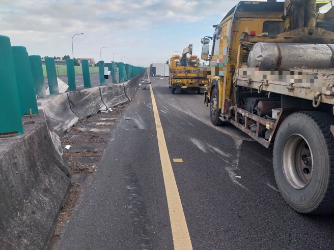 國道1號北向258公里、嘉義民雄路段，今（14）日上午發生一起驚悚交通事故。（圖／簡銘柱翻攝）