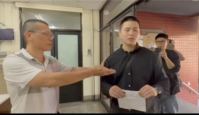 陈柏源（闽南狼）14日上午赴台中北屯派出所「自首」、「报案」。（摘自陈柏源脸书）