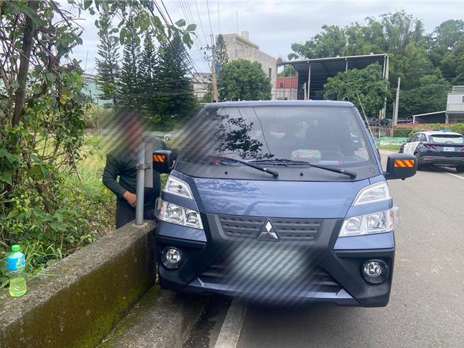 2025年11月15日苗栗縣／頭份警方於興埔街攔查江、曾2人疑似傾倒營建剩餘土石，人未持清運聯單，經環保局稽查開罰6萬元。（讀者提供／呂麗甄苗栗傳真）