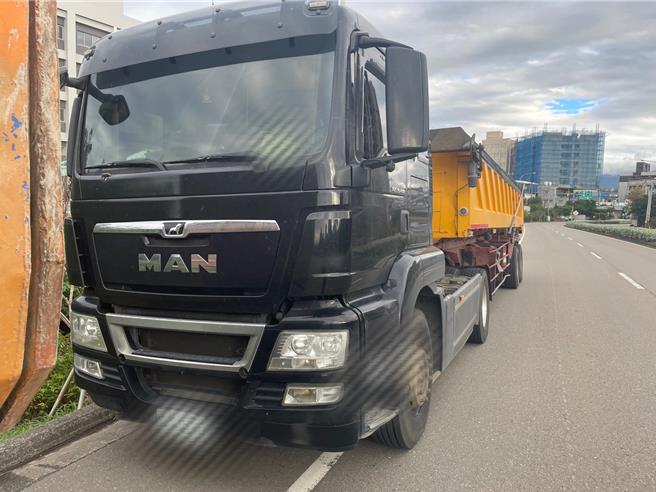 2025年11月15日苗栗縣／謝男肚子不適下車如廁，結果滿載廢棄物大貨車被警方當場攔查，經環保局稽查開罰6萬元。（讀者提供／呂麗甄苗栗傳真）