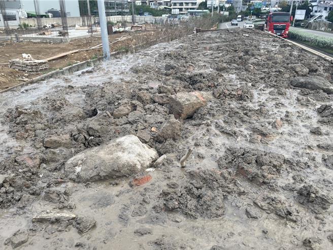 2025年11月15日苗栗縣／謝、李兩人自台北載運廢土等營建廢棄物，未帶清運聯單遭警方攔查，經環保局稽查開罰6萬元。（讀者提供／呂麗甄苗栗傳真）