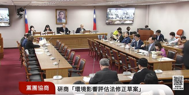 針對光電設置，民眾黨立法院黨團所提光電三法《環評法》、《發展觀光條例》、《地質法》修正案，今(14)日下午召開黨團協商，由立法院長韓國瑜主持，不過由於朝野無共識，因此交付下午院會三讀表決。(圖擷取自國會頻道)