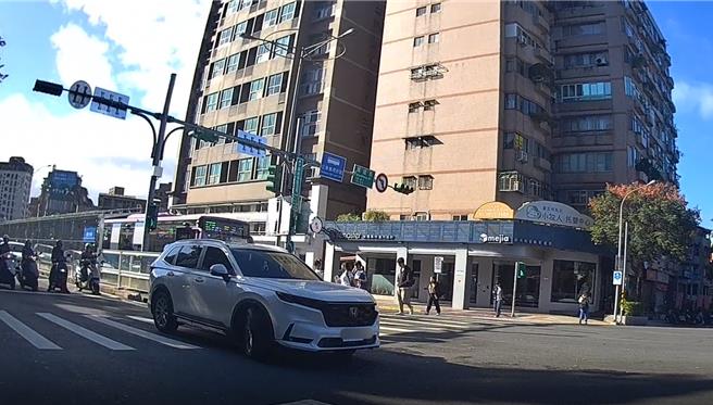 員警發現休旅車占用行人穿越道，上前盤查查獲朱男酒駕。（翻攝照片／林郁平台北傳真）