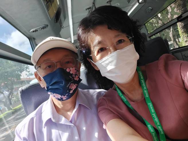 柯文哲日前去聽台灣醫學會會議，陳佩琪陪柯文哲搭公車。(摘自陳佩琪臉書)