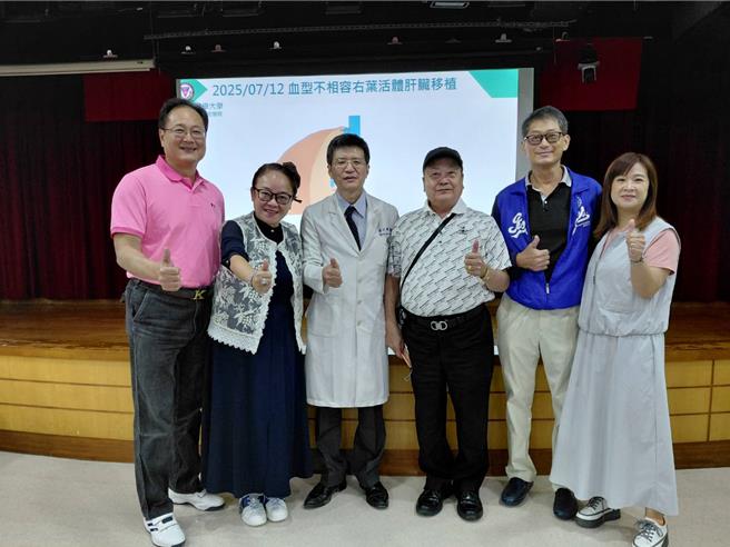 高雄一名53歲李先生罹患肝癌，22歲獨生兒雖願捐肝救父，卻面臨血型不同挑戰，經高醫醫療團隊妥善評估下，克服血型阻礙，讓李先生利用兒子的部分肝臟重獲新生。（任義宇攝）