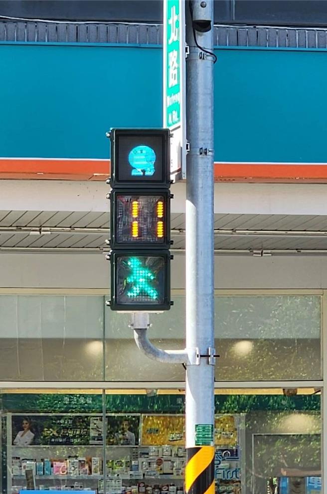 嘉義市「城市博覽會」吉祥物「桃喜」出現在交通號誌燈上。（謝育哲提供／廖素慧嘉市傳真）
