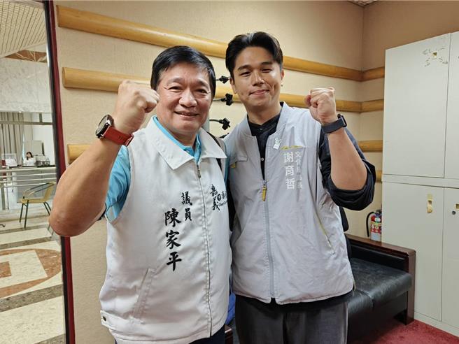 嘉義市議員陳家平鼓勵文化局長謝育哲全力辦好城市博覽會。（廖素慧攝）