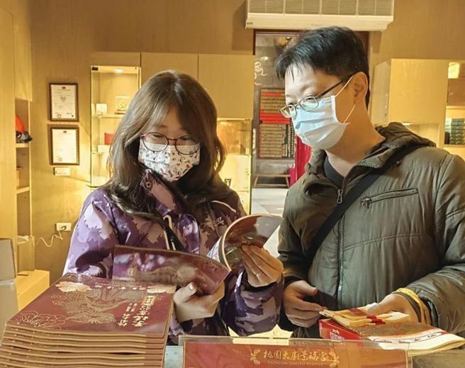 台灣師範大學文化教育策略研究透過民調發現，農民曆是國人在日常生活中最為重要的文化工具書，從不使用的民眾僅12.6％，尤其30到34歲受訪者對於「查黃道吉日」的需求，相對高於其他年齡層高於5成。（本報資料照）