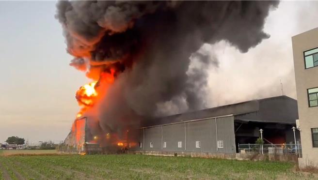 台南市安定区工厂火警，浓烟随北风吹往南方，下风处区域一片雾茫茫，空品紫暴且臭气薰天。（读者提供／程炳璋台南传真）
