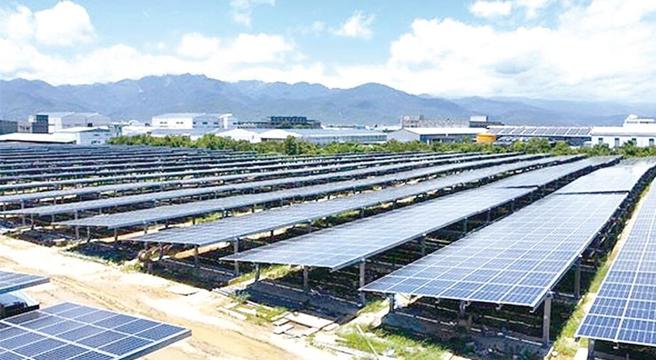 立法院今天三读通过光电加严环评修法，太阳光电产业七大公协会晚间联合声明遗憾，修法将使企业面临「买不到绿电、买得更贵」双重衝击。(图：联合再生)