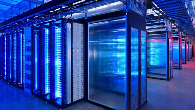 微軟為了滿足日益高漲的AI運算需求，宣布在美國亞特蘭大興建首座號稱「AI超級工廠」的新型資料中心，並鋪設高速網路連接其他州的資料中心，形成龐大的分散式AI運算網絡。圖／美聯社