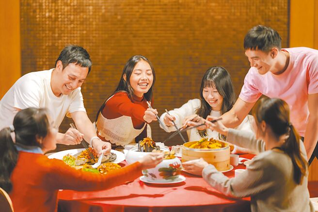 福容花蓮店「金馬迎春 春節圍爐」中式桌菜，起桌價8,888元。圖／福容花蓮店提供