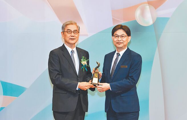 華南永昌證券董座黃進明（右），摘金彝獎傑出企業領導人殊榮，由中央存保董事長黃天牧（左）頒發獎座。圖／華南永昌證券提供