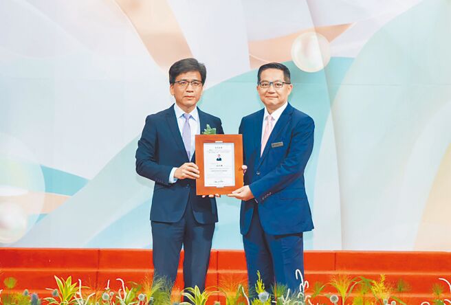 第一金證券董事長陳致全（右）獲金彝獎傑出企業領導人才獎。圖／第一金證券提供