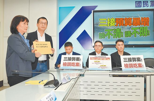 國民黨立法院黨團書記長羅智強（左二）等人13日舉行「三接預算暴增，說不清！講不明！」記者會，質疑中油三接第二期工程涉及浮報工程經費新台幣一百多億元，檢調及廉政單位接獲檢舉卻不聞不問，羅當場將檢舉函交給法務部檢察司司長張曉雯（左）。（姚志平攝）