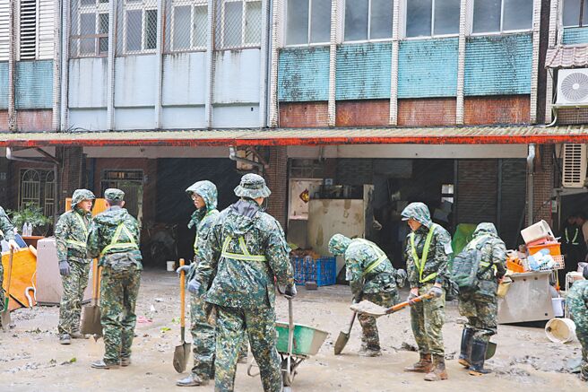 國軍第三作戰區於發生的第一時間，立即整合轄內救災兵力與機具，立即投入災害搶救與復原行動。（蘇澳鎮公所提供／吳佩蓉宜蘭傳真）