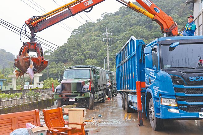 宜蘭縣蘇澳鎮災後第一時間，縣府調度縣內其他鄉鎮人力與機具協助清理，台北市政府和台中市政府陸續也派出清水機、抓斗車、小山貓與人力進駐災區。（蘇澳鎮公所提供／吳佩蓉宜蘭傳真）