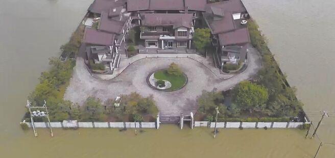 宜蘭縣冬山鄉茄苳路上一家占地約3000坪的「泉月樓行館」在水患中奇蹟倖存，靠著提前部署的防水閘門，成功擋下暴雨洪水，保住旅客人車與館內設備。（業者提供／吳佩蓉宜蘭傳真）