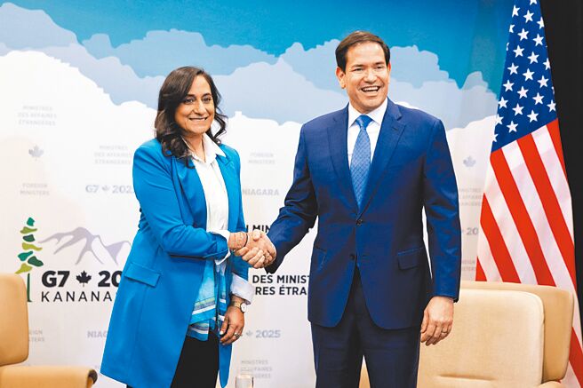 美國國務卿盧比歐批歐盟無權決定美國如何捍衛自身國家安全。圖為盧比歐（右）與加拿大外長安南德（左）在G7外長會議期間會晤。（路透）