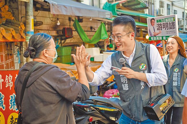 民進黨新北市議員擬參選人游明諺（中）到淡水區市場與民眾搏感情。（游明諺提供／張鎧乙新北傳真）
