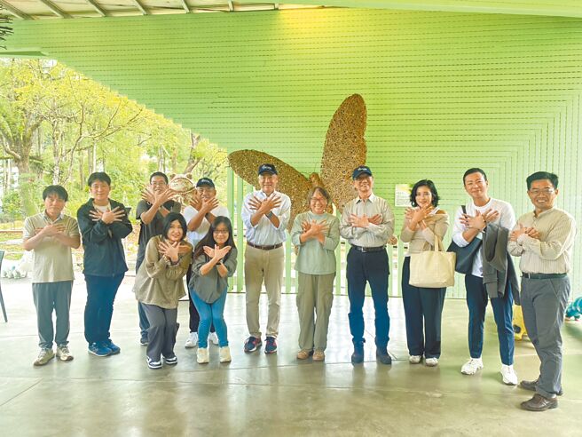 日本高松機場代表取締役社長小幡義樹（右六）帶隊來南投，走訪埔里紙教堂。（南投縣政府提供／楊靜茹南投傳真）