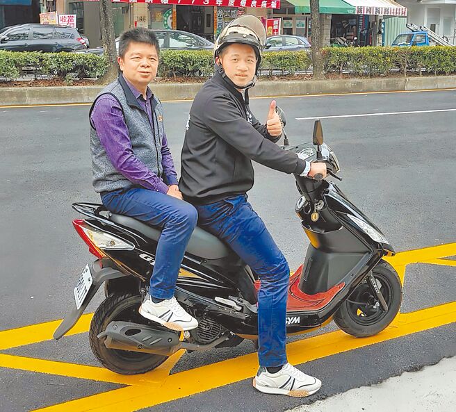 嘉義市議員郭定緯以AI生成「與警察局長陳明志騎機車雙載未戴安全帽」畫面進行質詢，凸顯AI科技對交通檢舉認定、犯罪偵防已形成挑戰。（郭定緯提供／呂妍庭嘉義傳真）