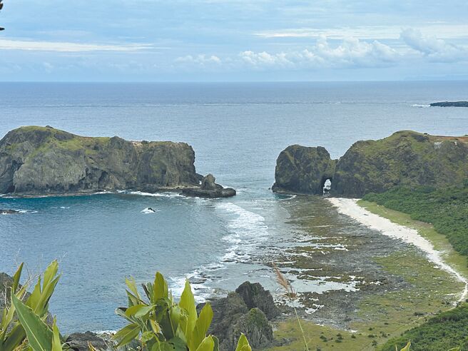 台東縣綠島鄉今年觀光人數下降，台東多名議員建議縣府強化旅遊環境與設施。圖為綠島知名景點哈巴狗與睡美人岩。（蔡旻妤攝）