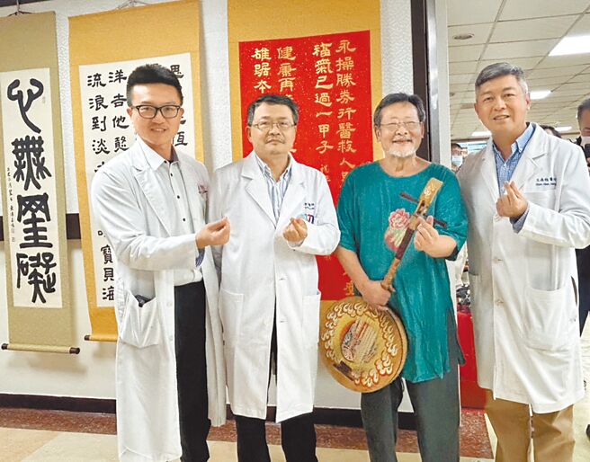 屏東醫院13日為病逝癌友張先生舉辦「筆墨人生，生命最終章」書法展，並請來張的偶像陳明章（右二）為展覽揭牌。（謝佳潾攝）
