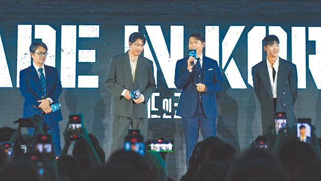導演禹民鎬（左起）、鄭雨盛、玄彬、禹棹煥13日為韓劇《韓國製造》現身香港。（Disney＋提供）