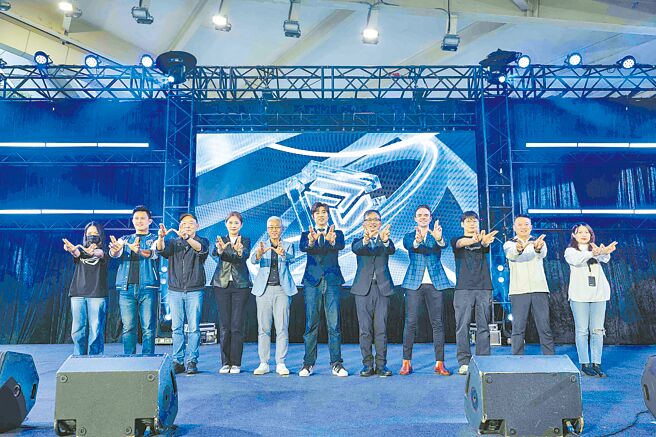 為期四天三夜的亞洲電競盛宴「WirForce 2025」13日於圓山花博爭豔館熱鬧登場，吸引全台各地電競玩家參與。中華電信力挺年輕世代，持續為WirForce唯一指定網路合作夥伴。中華電信個人家庭分公司總經理胡學海（見圖左五）表示，中華電信自2017年起即參與WirForce，提供電競玩家快速穩定的HiNet光世代與5G行動上網服務，今年於BYOC「官方賽事區」即提供HiNet光世代1G高速飆網體驗，讓玩家可在指定時段參加30人連線對戰，盡情享受電競樂趣。（中華電信提供）