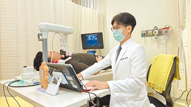 亞東醫院耳鼻喉暨頭頸外科專任主治醫師洪偉誠指出，身體過度疲憊或喝太醉時，確實會讓肌肉放鬆、呼吸道變窄而打呼，偶爾發生不用太擔心，但若打呼時突然沒聲音、過一會又大聲喘氣，可能已惡化為睡眠呼吸中止症。（洪偉誠提供／王家瑜台北傳真）