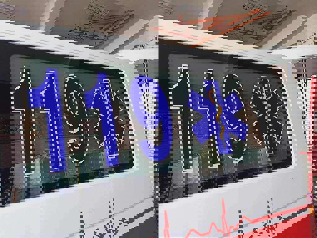 北市萬華環南市場意外！23歲保全「墜樓躺雨遮」重傷搶救